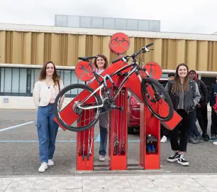 Amaia Esparza, Claudia Olaverri y Leire Armendariz, alumnas encargadas del dise&ntilde;o. Cedida