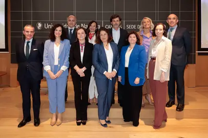 En primera fila, de izquierda a derecha, Javier Ortega, Paloma Grau, Purificaci&oacute;n Pujol, Beatriz Lara, Ana Buitrago y Carla D&iacute;az &Aacute;lvarez de Toledo. Detr&aacute;s, Baldomero Naval&oacute;n, Beatriz Corredor, Luis Carvajal, Mar&iacute;a-Helena Antol&iacute;n y Sen&eacute;n Ferreiro, en el campus de la Universidad de Navarra en Madrid. 
Universidad de Navarra
