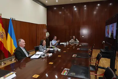 La ministra de Defensa, Margarita Robles, y el jefe de Estado Mayor de la Defensa, almirante general Teodoro L&oacute;pez Calder&oacute;n, durante la videoconferencia con los mandos de la operaci&oacute;n 'Libre Hidalgo' en la misi&oacute;n del L&iacute;bano. POOL MONCLOA