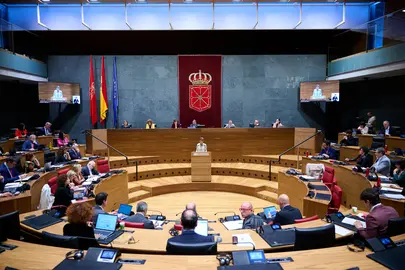 La Presidenta Chivite, durante su intervenci&oacute;n en el Pleno del Parlamento. Image de Miguel Oses para GN.