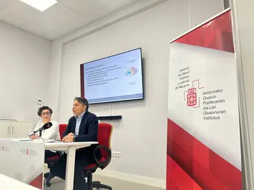 Marian Nuin y Jos&eacute; Ignacio Aguado en la presentaci&oacute;n del proyecto piloto en las instalaciones del ISPLN en Landaben. GN