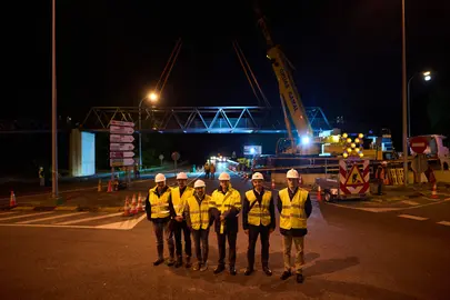 El director general de Obras P&uacute;blicas e Infraestructuras, Pedro Andr&eacute;s L&oacute;pez Vera, junto con otros t&eacute;cnicos de su departamento y responsables de la obra, en la intervenci&oacute;n realizada la noche del jueves.  Imagen de Miguel Oses para GN