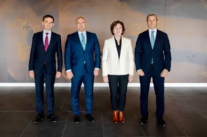 De izquierda a derecha, el profesor y director del Observatorio, Eduardo Valpuesta;  Rodrigo Gonz&aacute;lez, socio de Deloitte; Mercedes Gal&aacute;n, decana de la Facultad de Derecho de la Universidad de Navarra; y Javier Ech&aacute;niz, socio responsable de IA y Data de Deloitte. Cedida