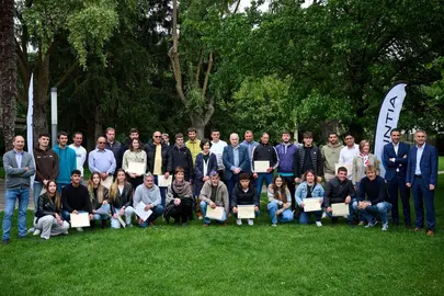 El consejero Aierdi, junto al grupo de 31 j&oacute;venes que han acabado la formaci&oacute;n de INTIA. MIGUEL OSES - GN