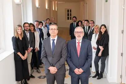 Francisco Jos&eacute; Negro y Jos&eacute; Antonio Razquin con los asesores y asesoras jur&iacute;dicas del Gobierno de Navarra que propusieron su candidatura a la Cruz de San Raimundo de Pe&ntilde;afort. GN