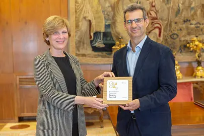 La rectora Mar&iacute;a Iraburu entrega una placa conmemorativa a Bruno Bernal, antiguo alumno de Tecnun-Escuela de Ingenier&iacute;a. Universidad de Navarra
