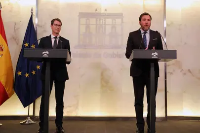 El ministro de Transportes y Movilidad Sostenible, &Oacute;scar Puente, junto al presidente de La Rioja, Gonzalo Capell&aacute;n de Miguel. POOL MONCLOA