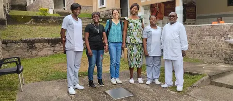 La profesora Silvia Carlos en el centro de Salud Eliba con parte del equipo de enfermer&iacute;a y laboratorio implicado en el programa. Universidad de Navarra