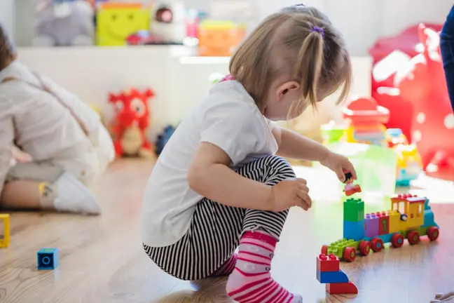 Ni&ntilde;a jugando en la guarder&iacute;a