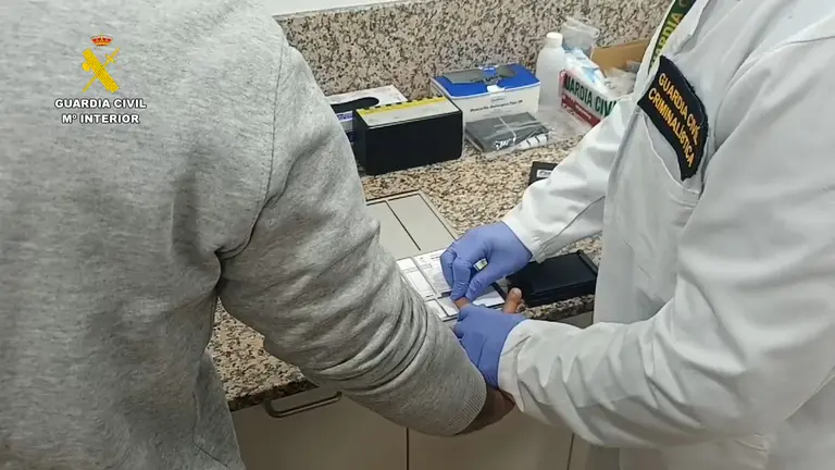 Detenidas cinco personas por intentar el matrimonio forzado de una menor y por malos tratos a otra.
Cedida