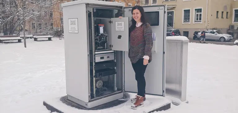 La investigadora M&oacute;nica Gonz&aacute;lez Alonso, junto al BAA500 (Bio Aerosol Analyzer), aparato que toma muestras de aire, les hace fotos, y cuenta y clasifica el polen que hay en ellas de manera autom&aacute;tica.
Cedida