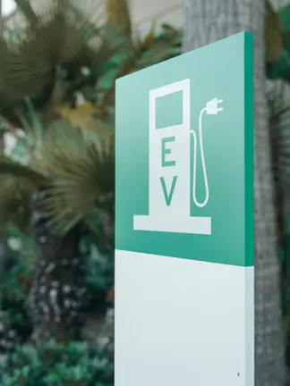 Veh&iacute;culo el&eacute;ctrico.
Foto de Kindel Media: https://www.pexels.com/es-es/foto/firmar-tecnologia-simbolo-innovacion-9799997/