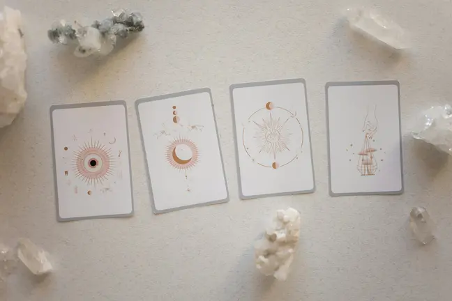 Foto de KATRIN  BOLOVTSOVA: https://www.pexels.com/es-es/foto/rocas-piedras-tarjetas-cartas-6766456/