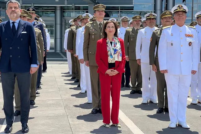 La ministra de Defensa, Margarita Robles, junto a los mandos y el contingente espa&ntilde;ol destinado en el Cuartel General del Mando Aliado Conjunto de la OTAN en N&aacute;poles. POOL MONCLOA