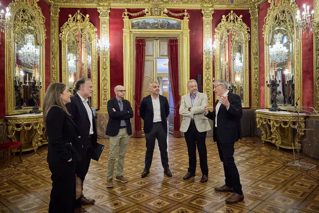 El vicepresidente F&eacute;lix Taberna y Txerra Garc&iacute;a de Eulate con representantes de Instituci&oacute;n Futuro en el sal&oacute;n del trono del Palacio de Navarra. GN