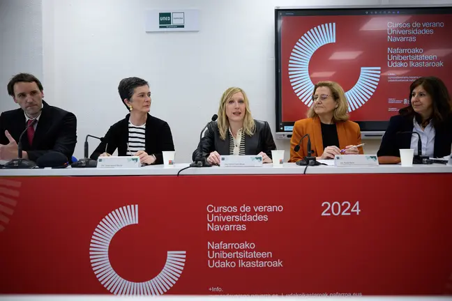 La consejera Fanlo en un momento de su intervenci&oacute;n, junto al resto de participantes en la presentaci&oacute;n. GN