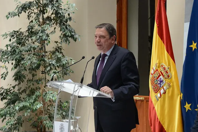El ministro de Agricultura, Pesca y Alimentaci&oacute;n, Luis Planas, durante la presentaci&oacute;n del libro del diplom&aacute;tico Francisco Javier Elorza. POOL MONCLOA