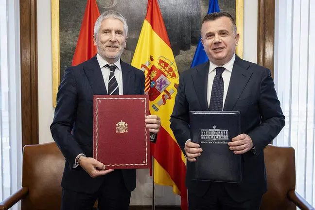 El ministro del Interior, Fernando Grande-Marlaska, y su hom&oacute;logo alban&eacute;s, Taulant Balla, tras la firma de acuerdos. POOL MONCLOA