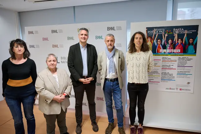 De izda. a dcha., Clara Flamarique, del Servicio de Bibliotecas; Asun Maestro, directora de ese Servicio; Ignacio Apeztegu&iacute;a, director general de Cultura; Mart&iacute;n Zabalza, director general de Memoria y Convivencia; e Irati Goicoechea, directora del Servicio de Convivencia y Derechos Humanos. GN