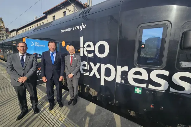 El ministro de Transportes y Movilidad Sostenible, &Oacute;scar Puente, durante la visita a la empresa ferroviaria checa Leo Express. POOL MONCLOA