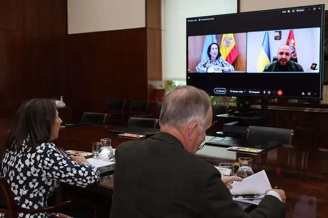 La ministra de Defensa, Margarita Robles, durante la videoconferencia mantenida con su hom&oacute;logo ucraniano. POOL MONCLOA