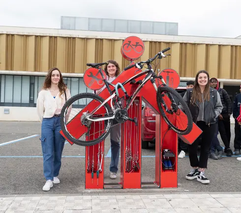 Amaia Esparza, Claudia Olaverri y Leire Armendariz, alumnas encargadas del dise&ntilde;o. Cedida