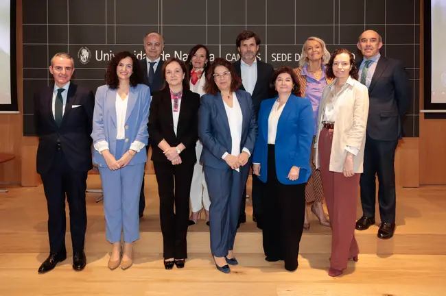 En primera fila, de izquierda a derecha, Javier Ortega, Paloma Grau, Purificaci&oacute;n Pujol, Beatriz Lara, Ana Buitrago y Carla D&iacute;az &Aacute;lvarez de Toledo. Detr&aacute;s, Baldomero Naval&oacute;n, Beatriz Corredor, Luis Carvajal, Mar&iacute;a-Helena Antol&iacute;n y Sen&eacute;n Ferreiro, en el campus de la Universidad de Navarra en Madrid. 
Universidad de Navarra