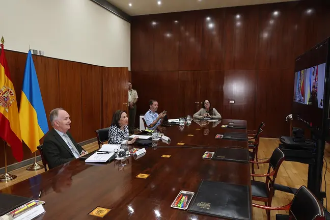 La ministra de Defensa, Margarita Robles, y el jefe de Estado Mayor de la Defensa, almirante general Teodoro L&oacute;pez Calder&oacute;n, durante la videoconferencia con los mandos de la operaci&oacute;n 'Libre Hidalgo' en la misi&oacute;n del L&iacute;bano. POOL MONCLOA