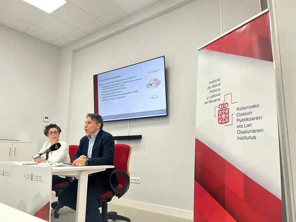 Marian Nuin y Jos&eacute; Ignacio Aguado en la presentaci&oacute;n del proyecto piloto en las instalaciones del ISPLN en Landaben. GN