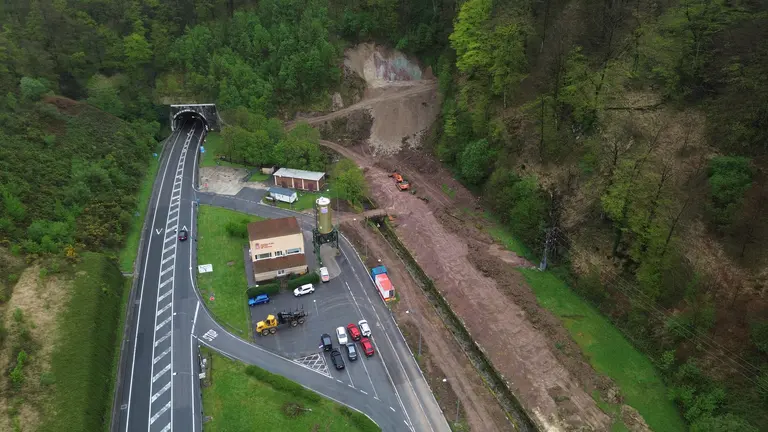 Imagen a&eacute;rea de los trabajos en la boca norte del t&uacute;nel. GN