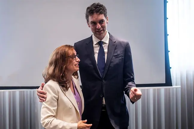 La ministra de Sanidad, M&oacute;nica Garc&iacute;a, junto a Pau Gasol. POOL MONCLOA
