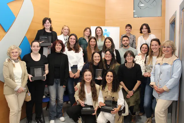 Las nuevas enfermeras especialistas, junto a Carmen Asiain (izquierda) y Blanca Mar&iacute;n (derecha), quienes ejercieron de madrinas en el acto de reconocimiento del Colegio. Cedida