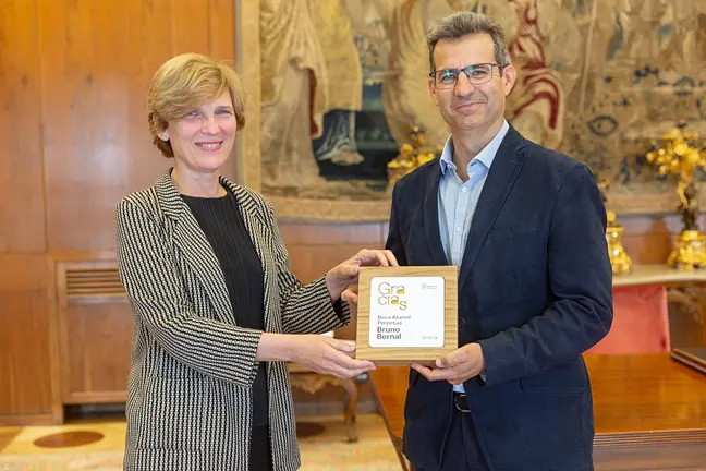 La rectora Mar&iacute;a Iraburu entrega una placa conmemorativa a Bruno Bernal, antiguo alumno de Tecnun-Escuela de Ingenier&iacute;a. Universidad de Navarra