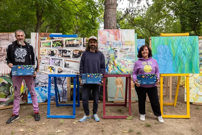 De izquierda a derecha, Manuel Fern&aacute;ndez (acc&eacute;sit), &Aacute;lvaro Gil (primer premio) y Zuri&ntilde;e Coronado (acc&eacute;sit) junto a sus obras.
Imagen de Jes&uacute;s Caso