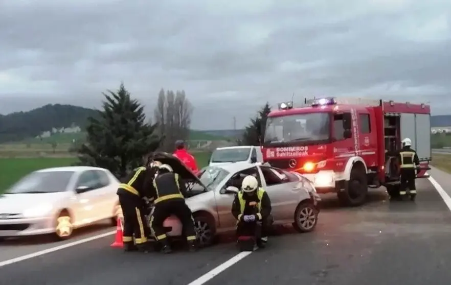 Accidente en el km 76 de la AP15, Tiebas. FOTO: POLICÍA FORAL