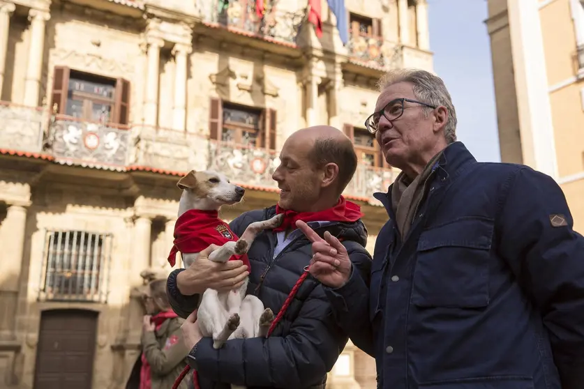 A* JesÃºs Garzaron/Ayuntamiento de Pamplona
F* 2020_02_07
T* Visita del perro Pipper. Pet friendly
L* Plaza Consistorial