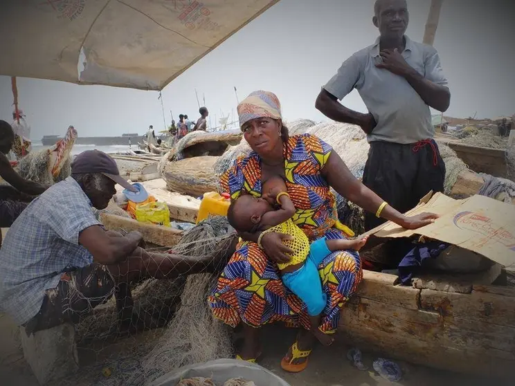 mujer lactante de Ghana.