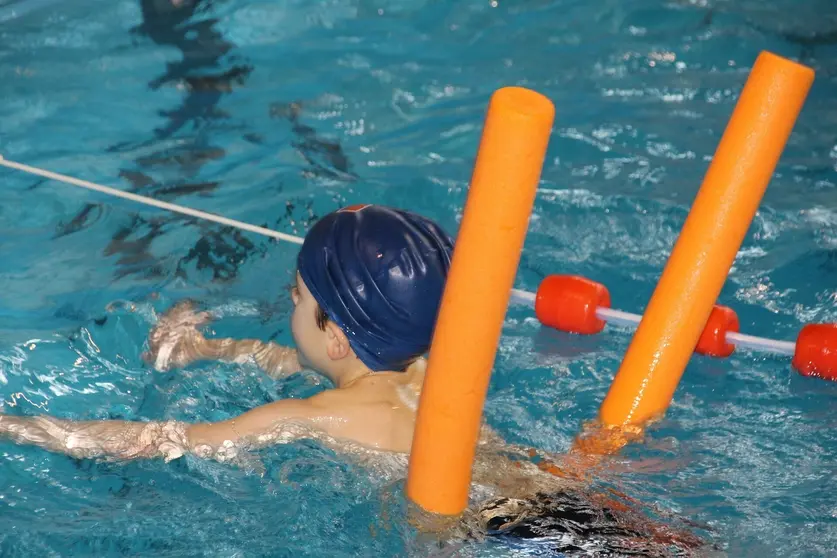 Niño en clase de natación.