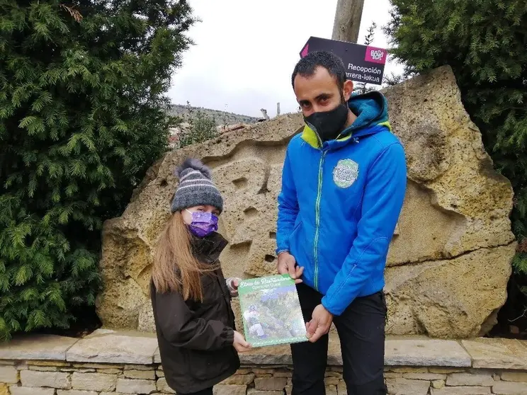 Elvia haciendo entrega de su libro  a Mikel en  Basabere