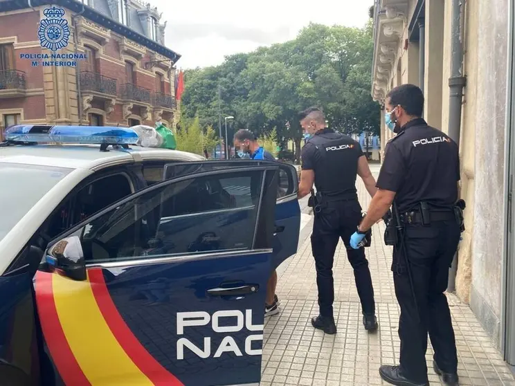 Traslado de uno de los detenidos