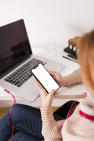 profesora-usando-laptop-smartphone-clase-linea