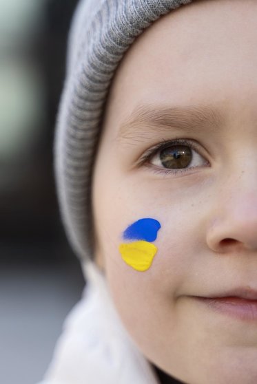cerrar-nino-pequeno-pintura-bandera-ucraniana