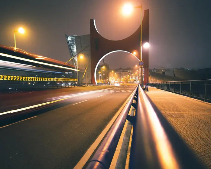 plano-general-puente-salve-noche-luces-autopista-arco-puente-unico-bilbao-espana