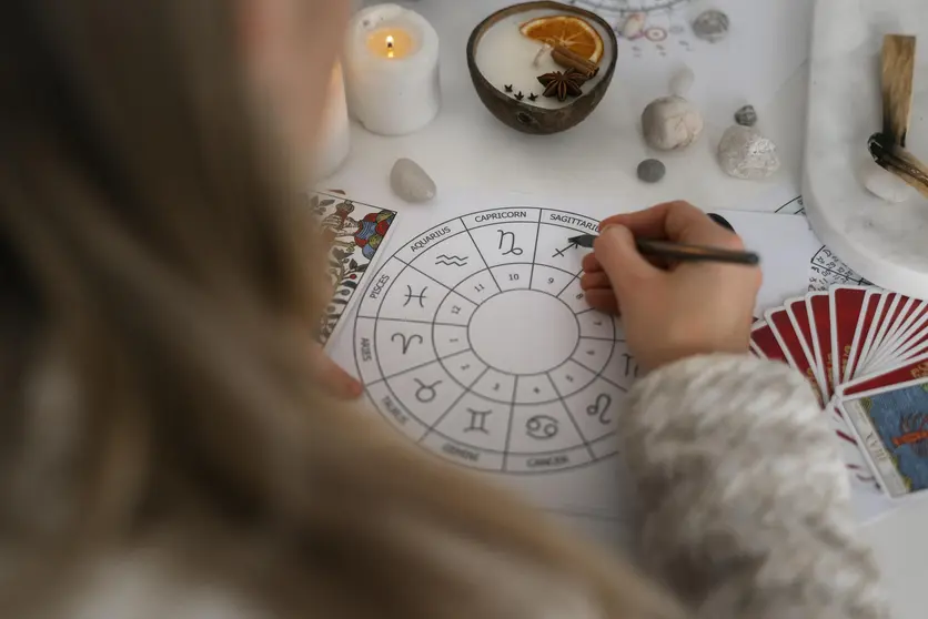 mujer-alto-angulo-leyendo-tarot-casa