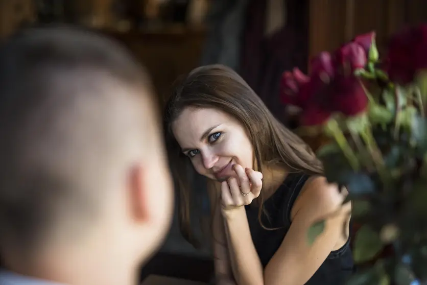 hombre-mujer-alegre-joven-mano-barbilla-cerca-flores