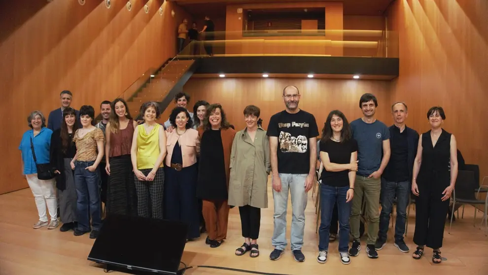 La consejera Esnaola, acompañada por las directoras artísticas, responsables de la Dirección General de Cultura, de las compañías navarras participantes y de ayuntamientos que acogen el festival.
GN