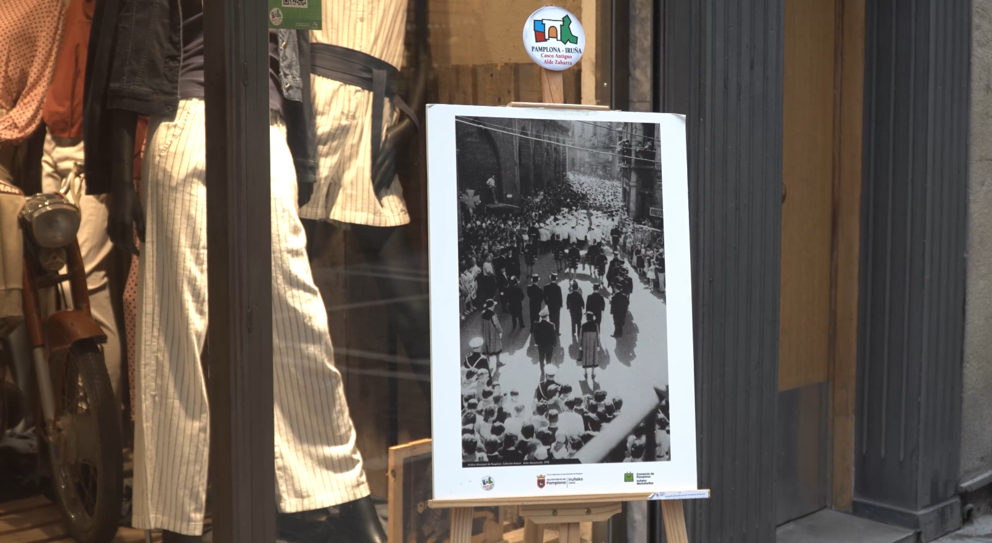 Sanfermines en blanco y negro a las puertas de los comercios del Casco Antiguo de Pamplona.
AP