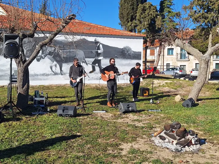 GOTELÉ en la PARED

música y artes plásticas contemporáneas en un espacio rural. Cedida