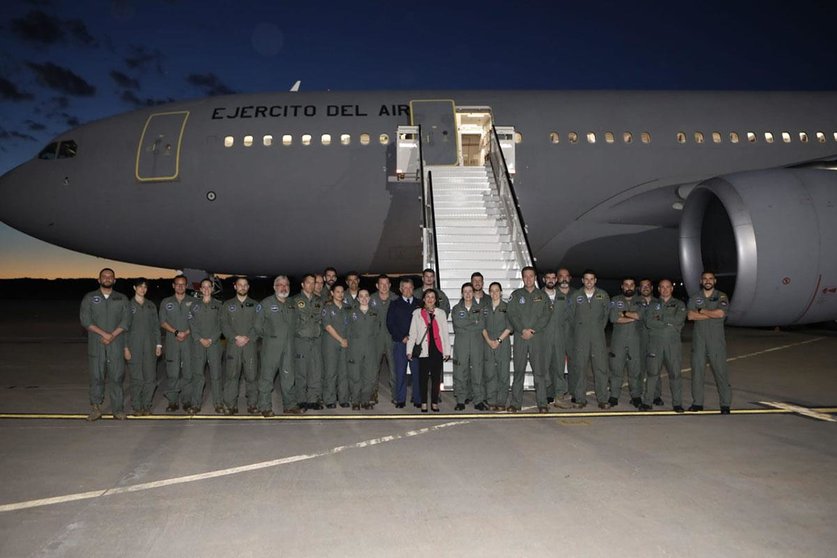 La ministra de Defensa, Margarita Robles, recibe a la tripulación del avión de la Unidad Médica de Aeroevacuación del Ejército del Aire y del Espacio (UMAER) que ha trasladado a Álex García. POOL MONCLOA