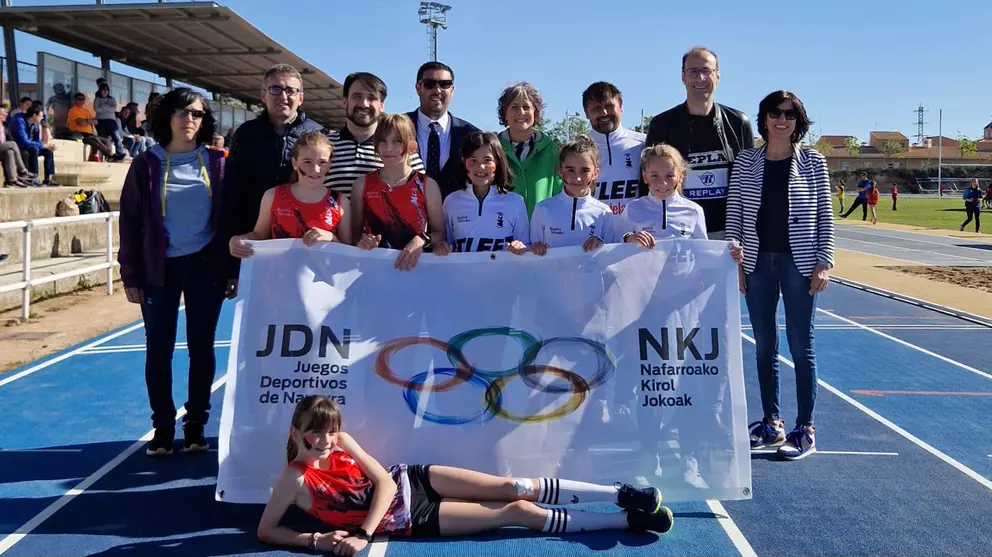 La consejera Rebeca Esnaola y el director gerente del INDAF, Jorge Aguirre, durante las finales de atletismo en Tudela. GN